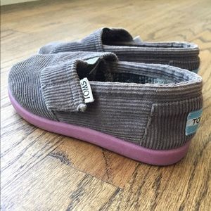 Kids TOMS T8 grey corduroy with purple soles.